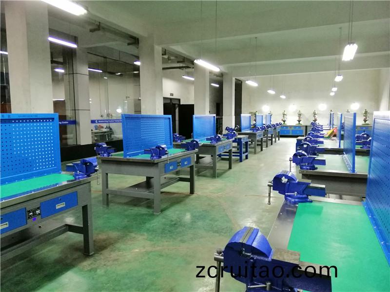 現(xiàn)代(dai)鉗(qian)工實訓(xùn)室