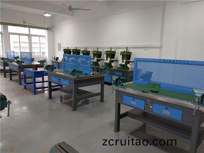 現(xiàn)代鉗工(gong)實(shi)訓(xùn)(xun)室